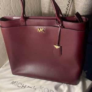Michael Kors over size tote bag, only used once,it still on its original dustbag